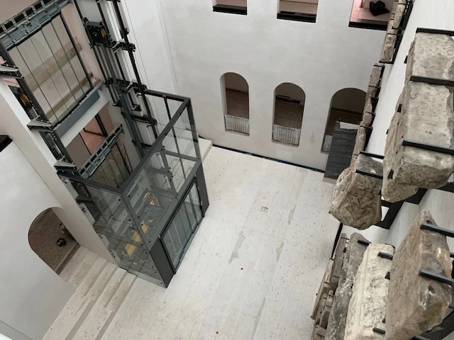 Blick ins Atrium mit neuem Lift